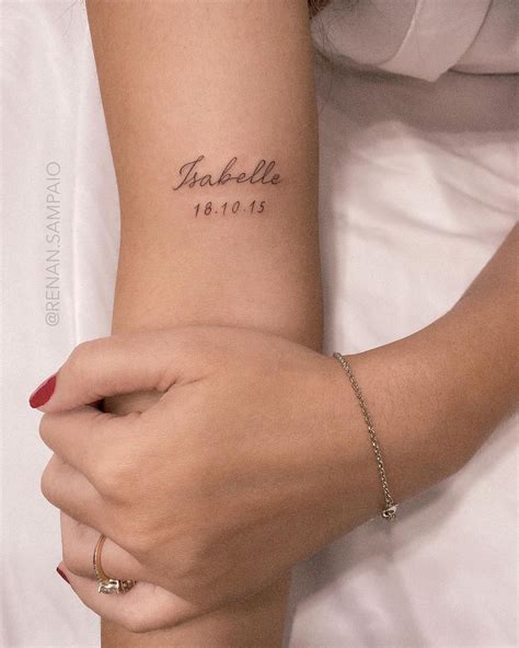 mujer tatuajes de nombres en el brazo|More.